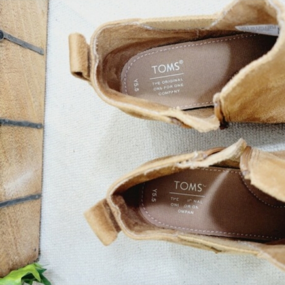 Toms Taupe Suede Heeled Ankle Boot size 5.5 Brown - Picture 8 of 9